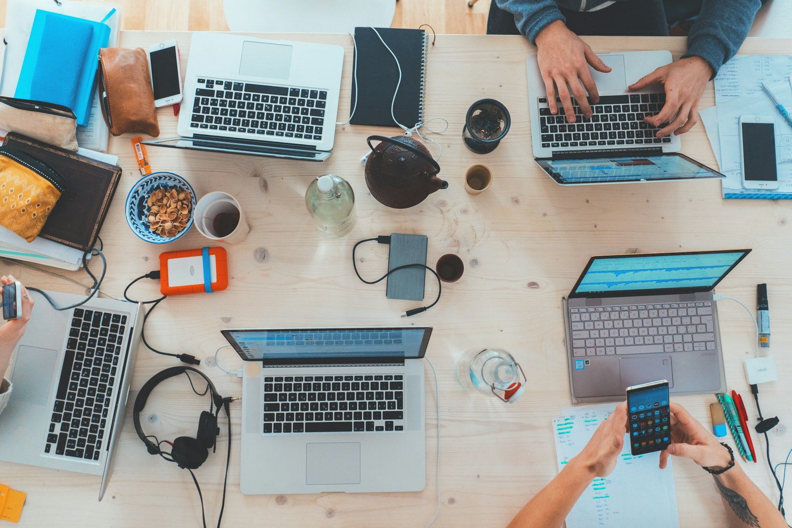Équipe dirigeante en réunion de travail