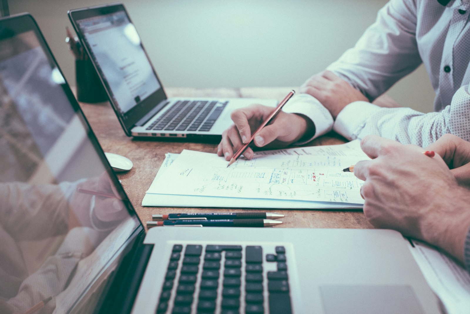Tableaux de chiffres et rapports financiers sur un bureau